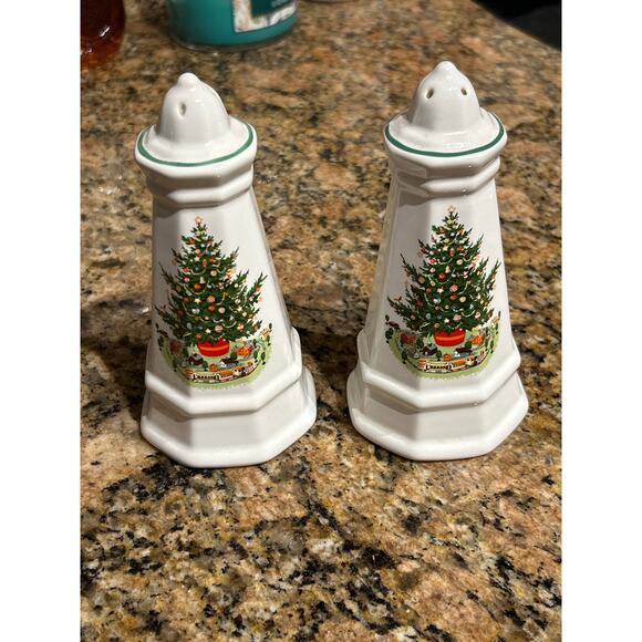Pfaltzgraff Christmas Heritage Salt and Pepper Shakers - Picture 1 of 5